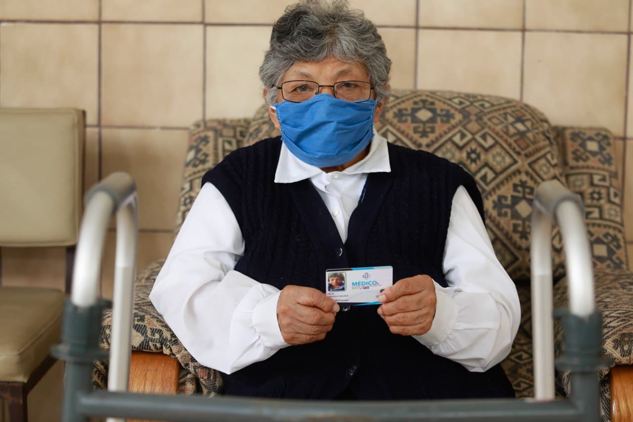 Imagen de Adultos mayores del Asilo Divina Providencia recibieron credenciales de Médico en tu Calle 1