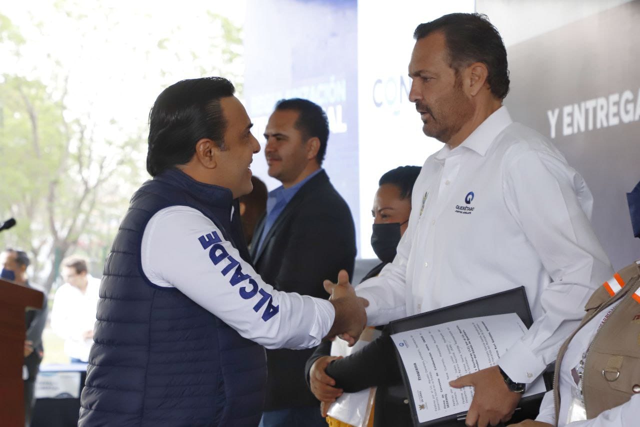 Imagen de Luis Nava y el Gobernador del Estado, Mauricio Kuri González, entregan de títulos de propiedad en el Municipio 1
