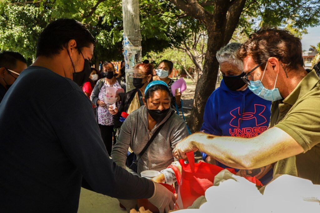 Imagen de Comedor Contigo lleva 400 porciones de alimentos a la colonia Ex Hacienda Santa Ana 18