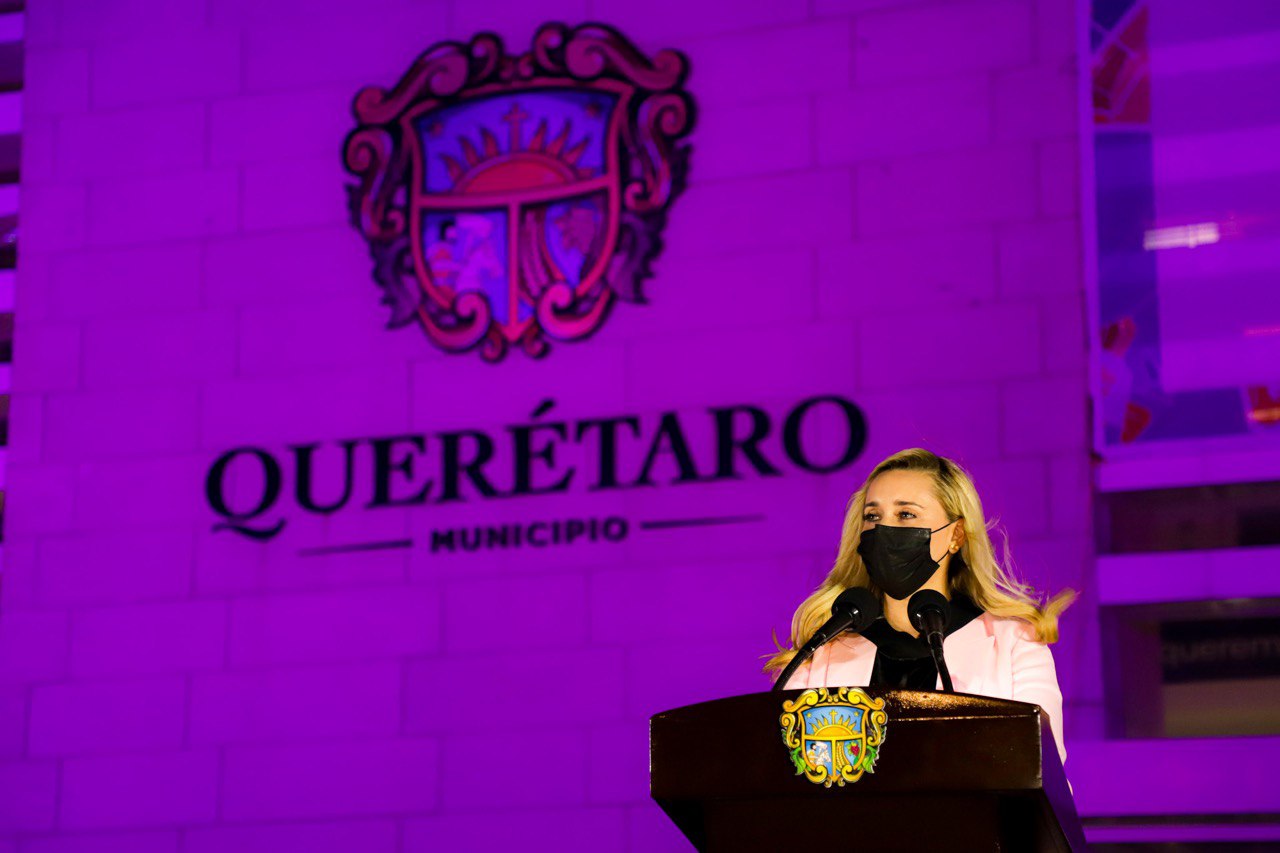 Se ilumina el Centro Cívico en color rosa, con motivo del mes de la lucha  contra el cáncer de mama - Municipio de Querétaro