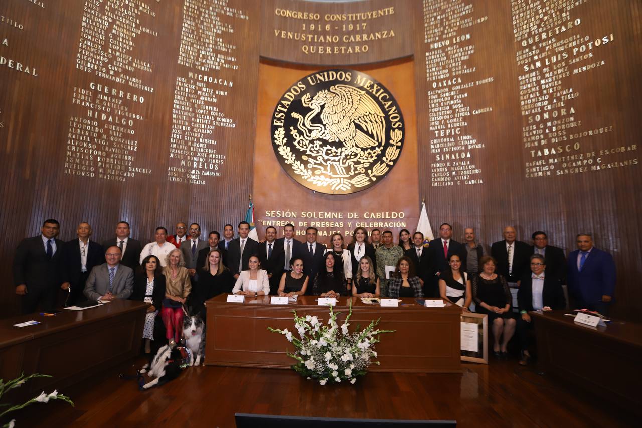 Encabeza Luis Nava la entrega de Preseas y Homenajes Póstumos en el  aniversario de la ciudad - Municipio de Querétaro