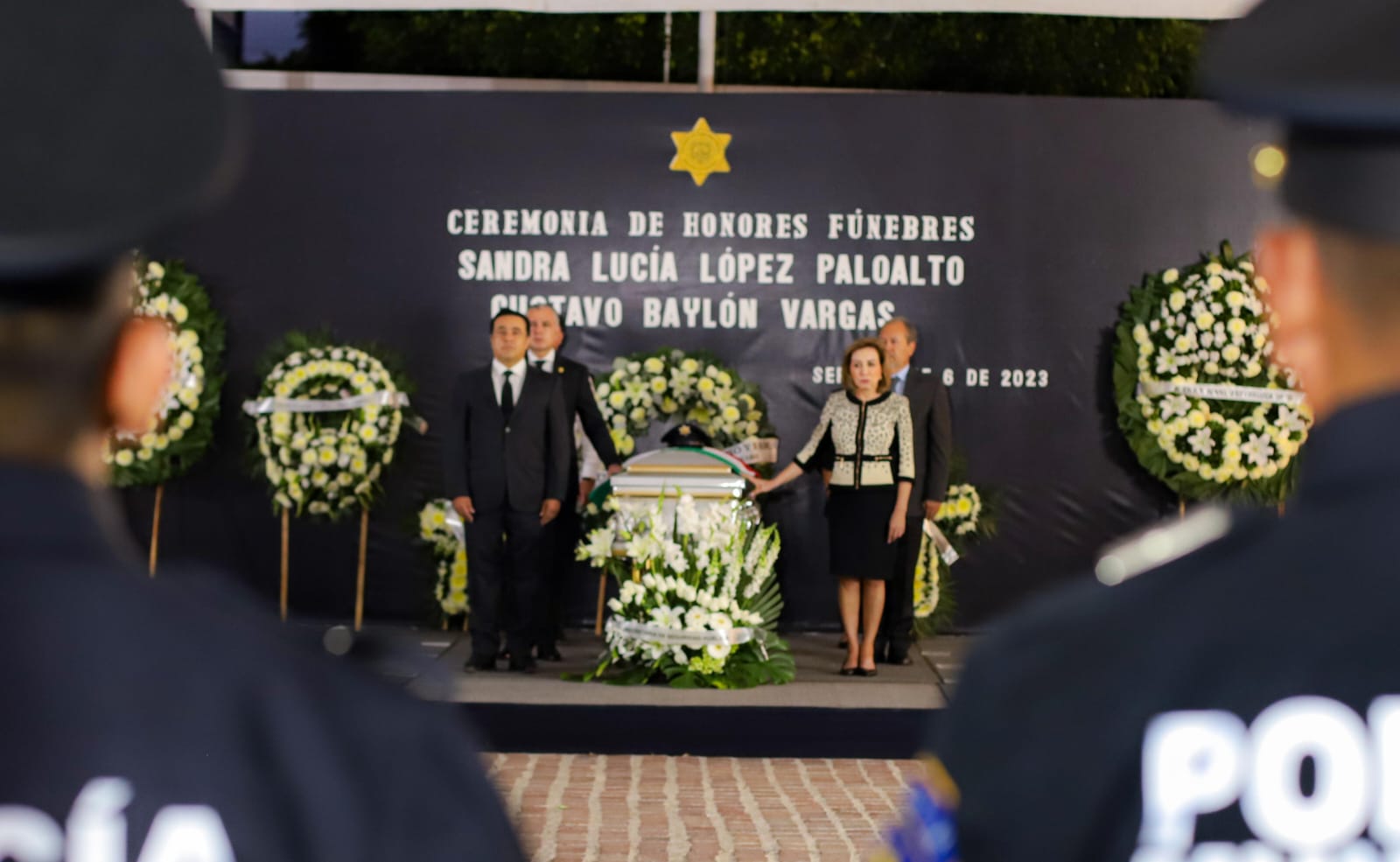 Imagen de Rinden homenaje a la oficial  Sandra Lucía López y el oficial Gustavo Baylón Vargas; caídos en cumplimiento de su deber 2