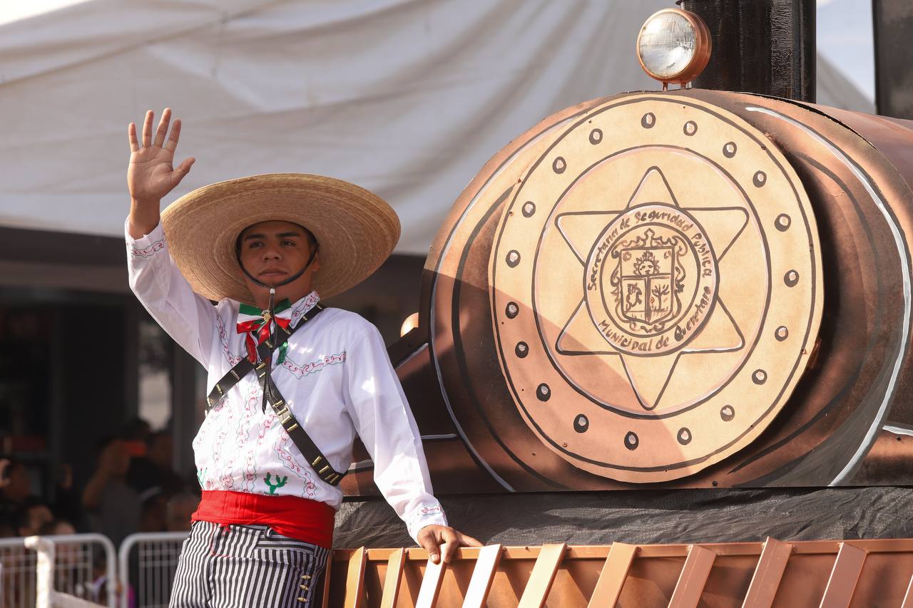 Imagen de Acude Luis Nava al Desfile por el CXIII Anivesario de la Revolución Mexicana 3