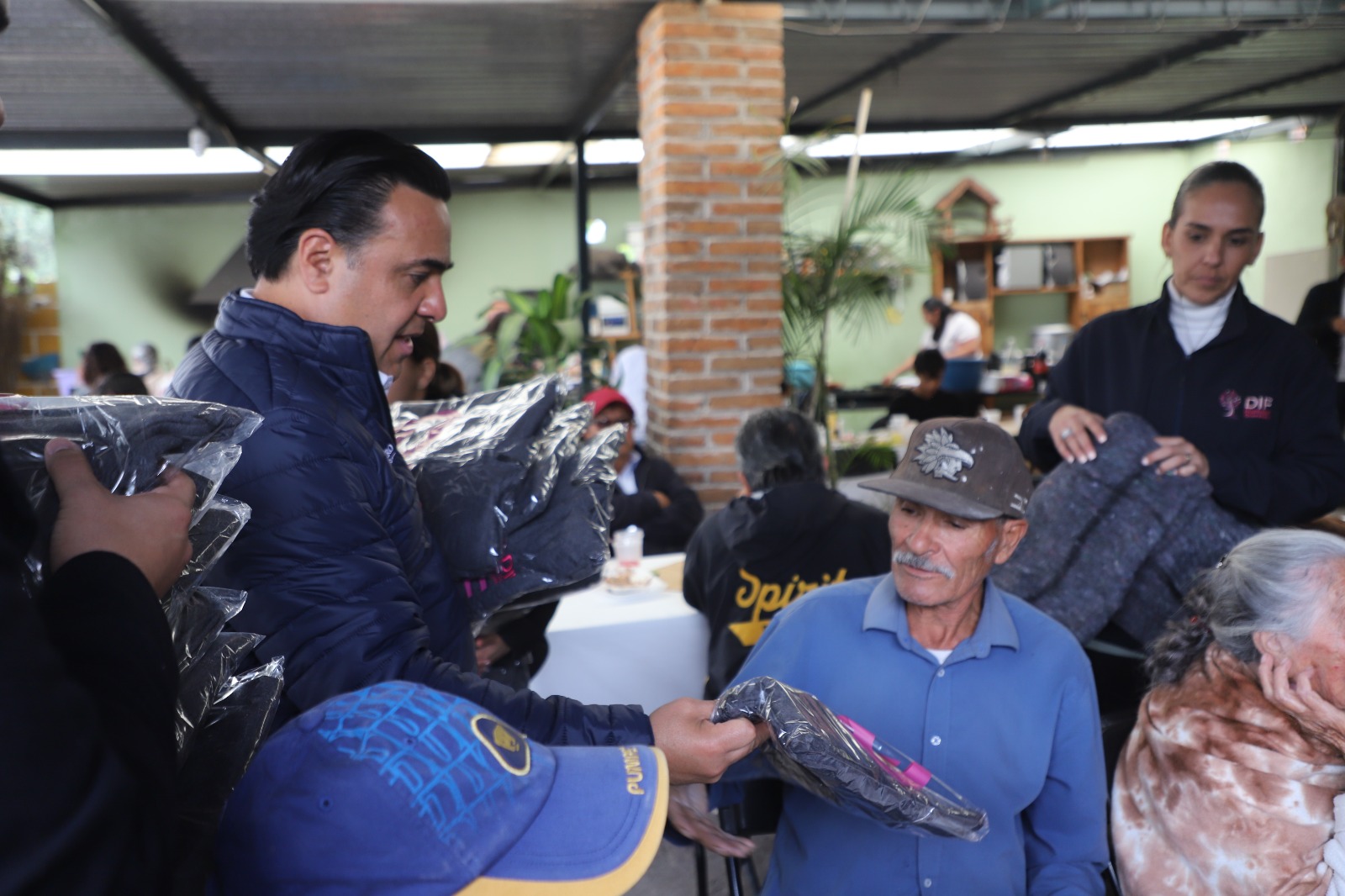 Imagen de Conviven Luis Nava y Arahí Domínguez con adultos mayores de La Cañada de la Monja 3