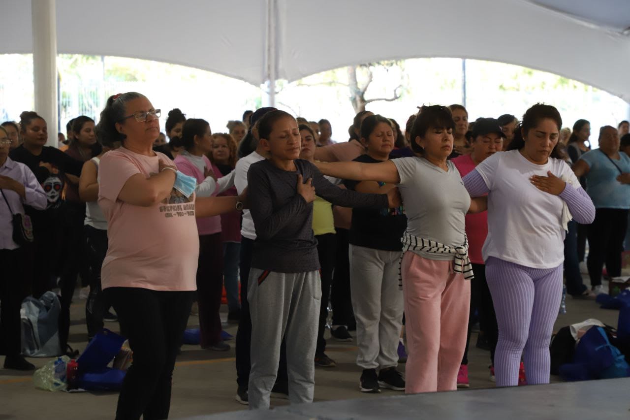 Imagen de Acompaña Arahí Domínguez activación física para beneficiarias de Con Ellas 3