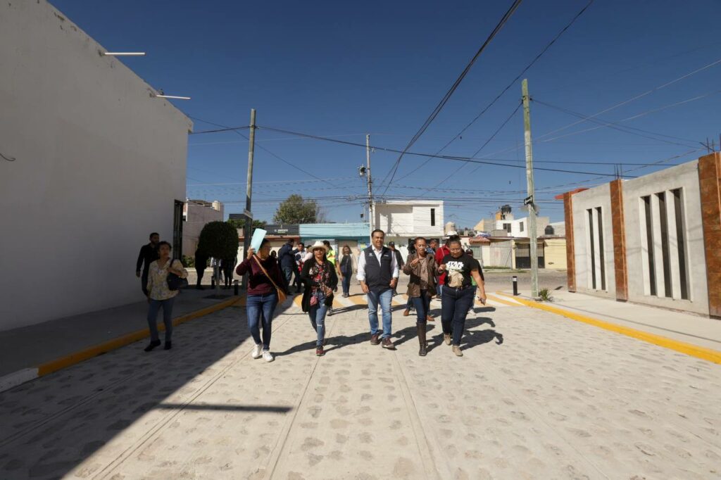 Imagen de Acompaña Luis Nava al Gobernador en la entrega de rehabilitación de calles en Villas de Santiago 12