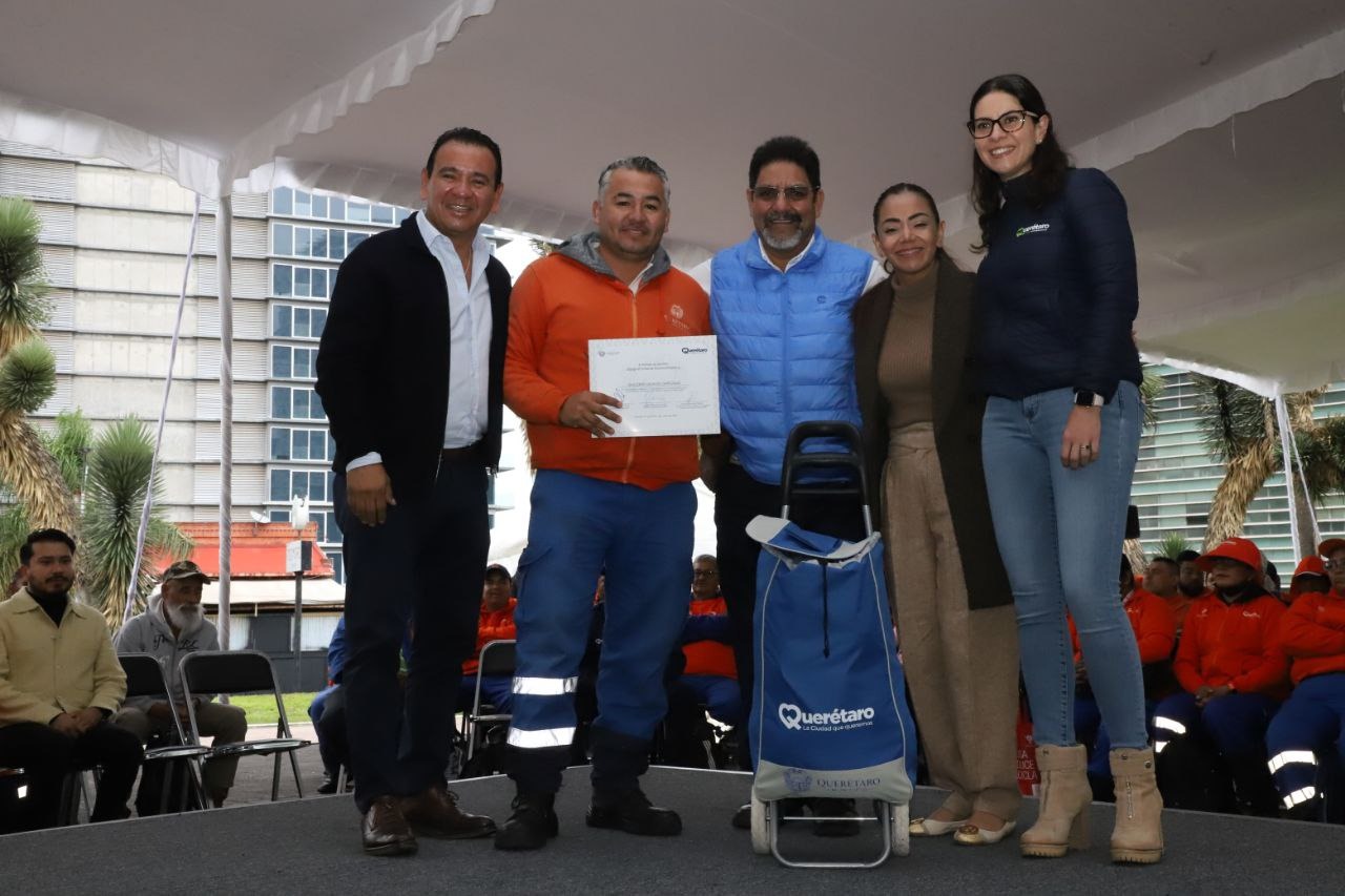 Imagen de Entregan incentivos a trabajadores operativos del Municipio de Querétaro 2