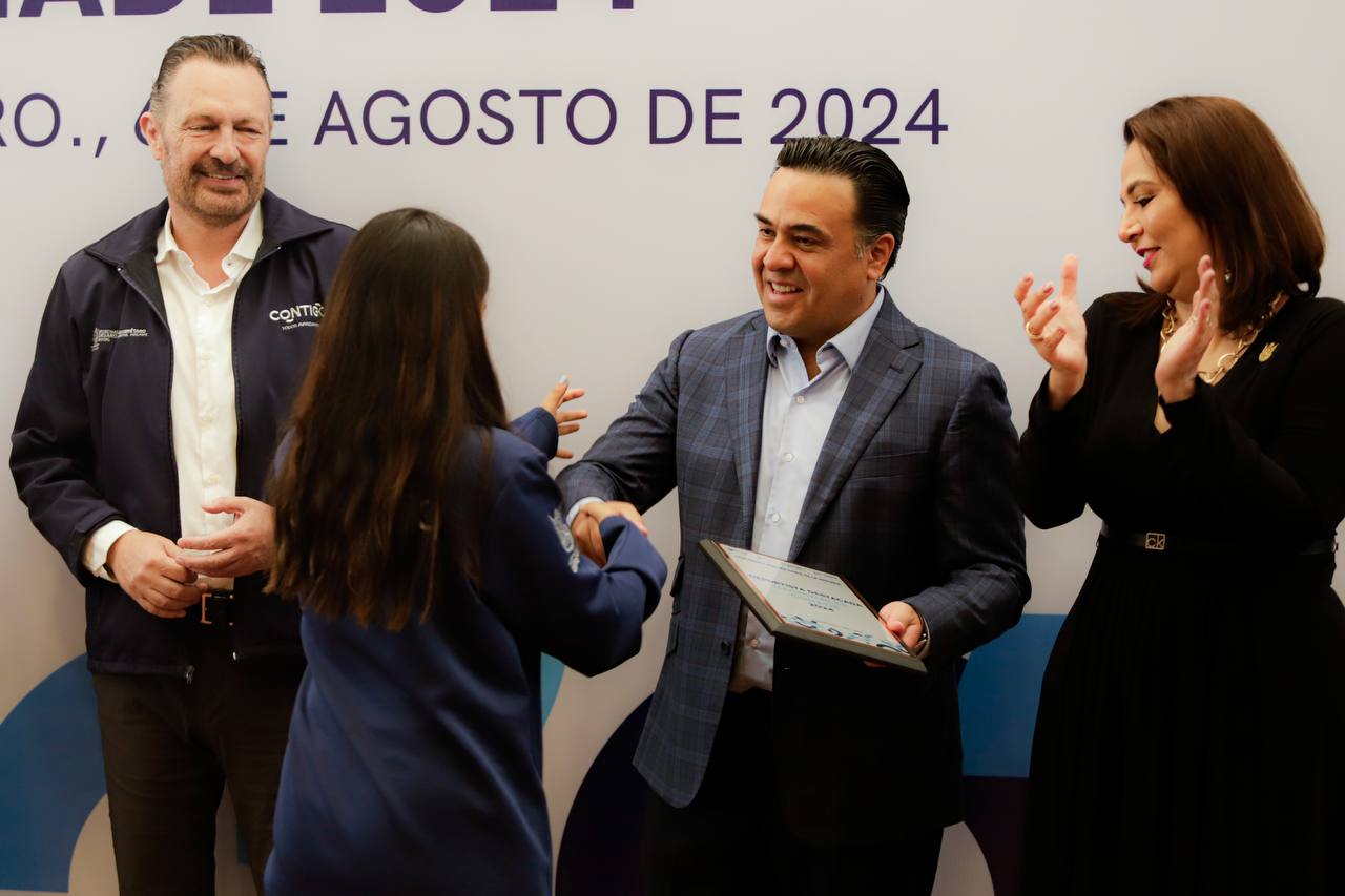 Imagen de Asiste Luis Nava a inauguración de Centro de Salud y a homenaje a medallistas queretanos 6