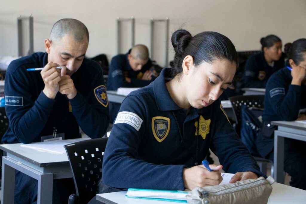 Imagen de Egresados en TSU en Policía Preventivo de la SSPMQ, podrán tramitar cédula estatal 18