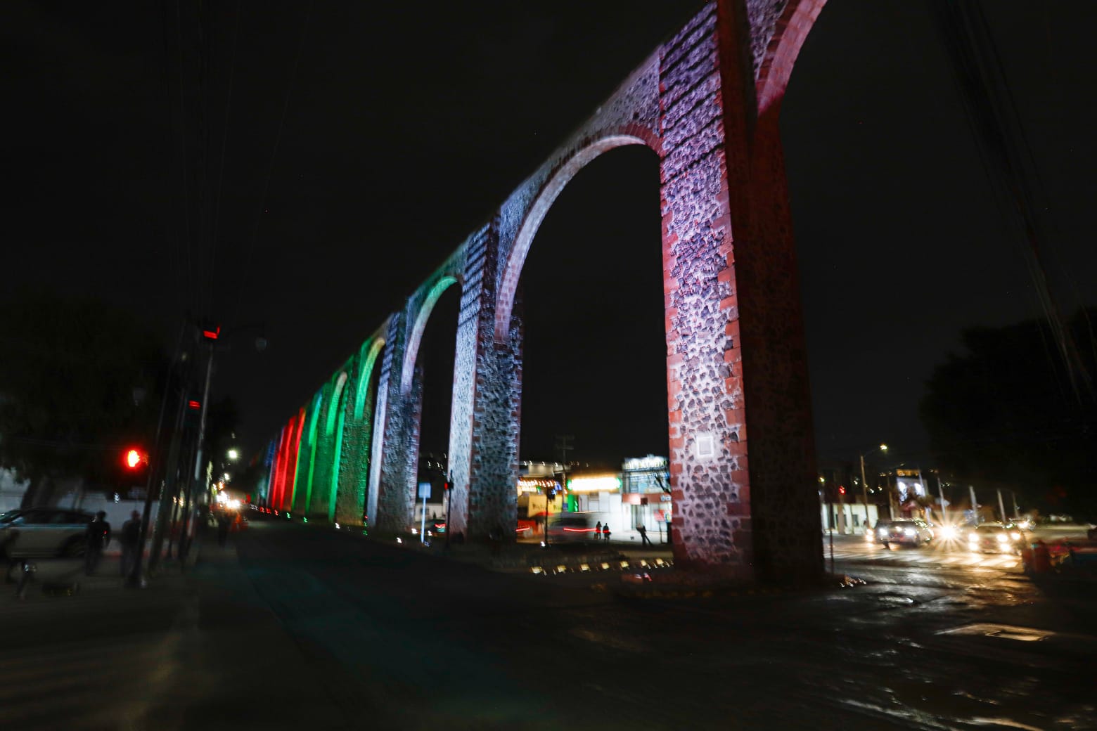 Imagen de Inaugura Luis Nava iluminación en Los Arcos 1