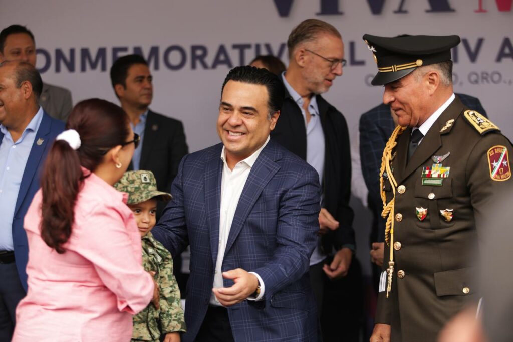 Imagen de Asiste Luis Nava al Desfile Cívico Militar por el CCXIV Aniversario de la Independencia de México 22