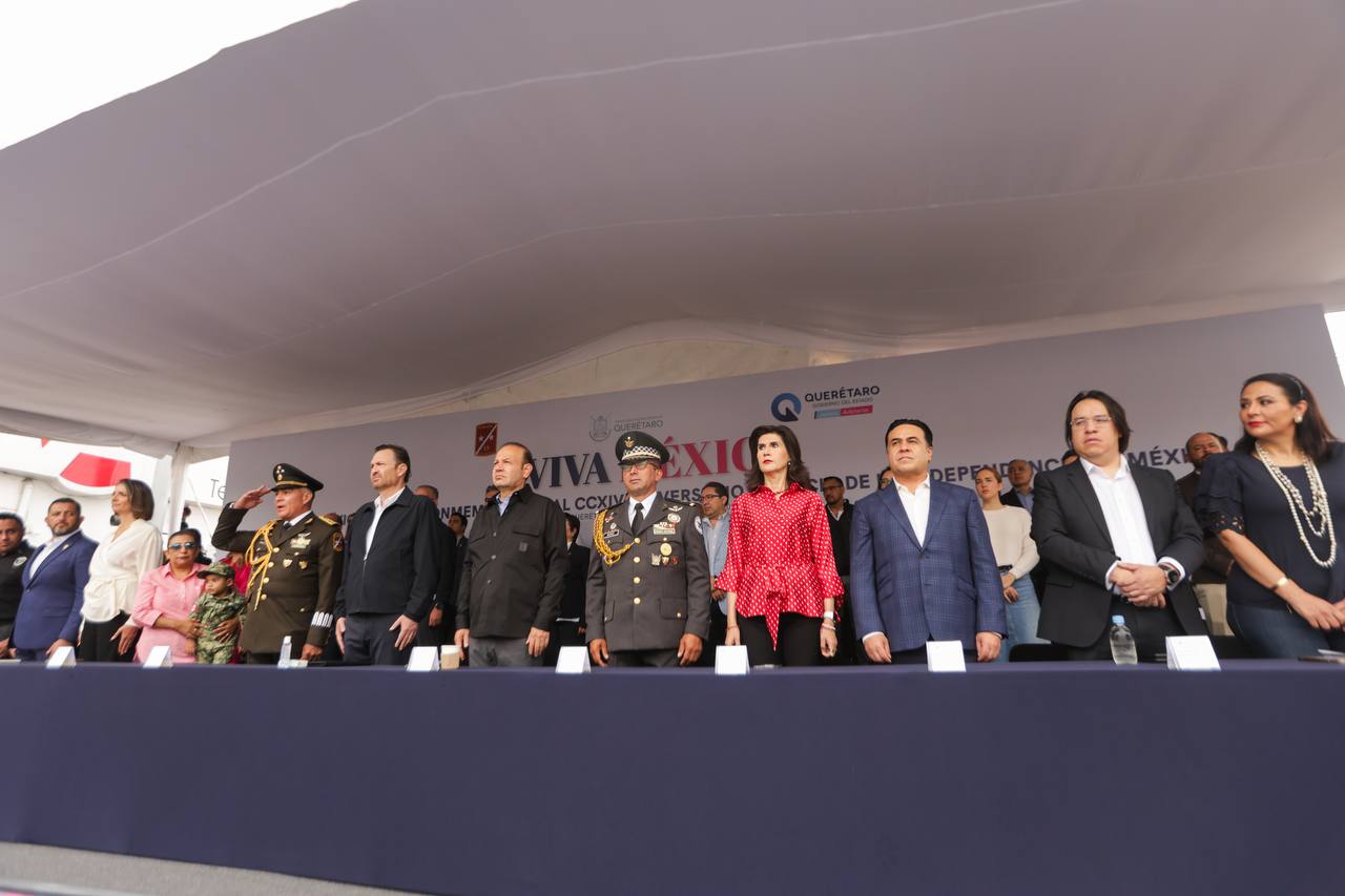 Imagen de Asiste Luis Nava al Desfile Cívico Militar por el CCXIV Aniversario de la Independencia de México 5