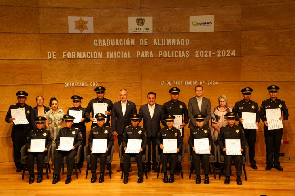 Imagen de Entregan constancias a 13 graduados del curso de Formación Inicial para Policías 18