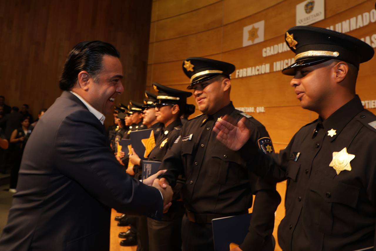 Imagen de Entregan constancias a 13 graduados del curso de Formación Inicial para Policías 4