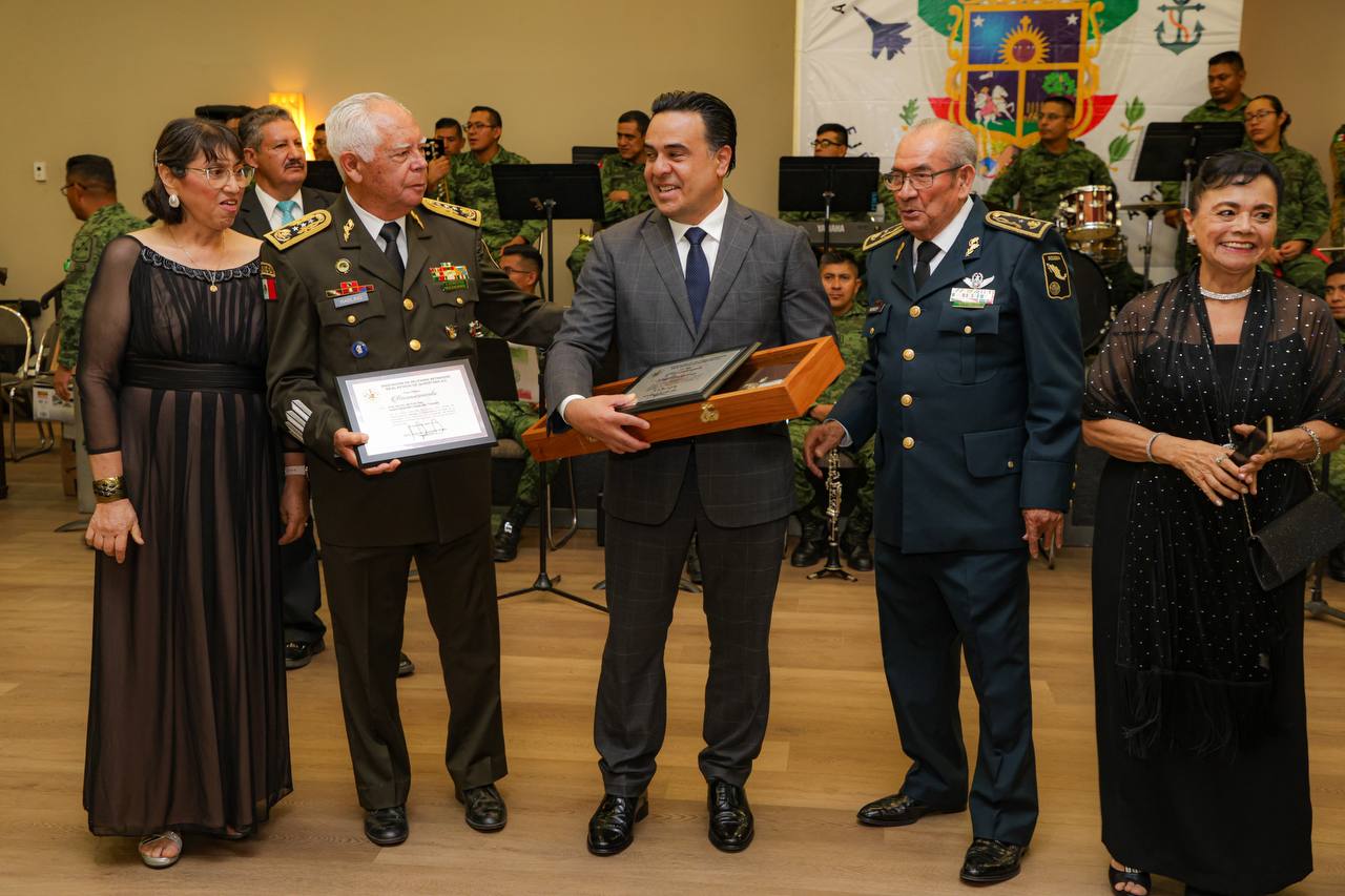 Imagen de Recibe Luis Nava reconocimiento de la Asociación de Militares Retirados 4