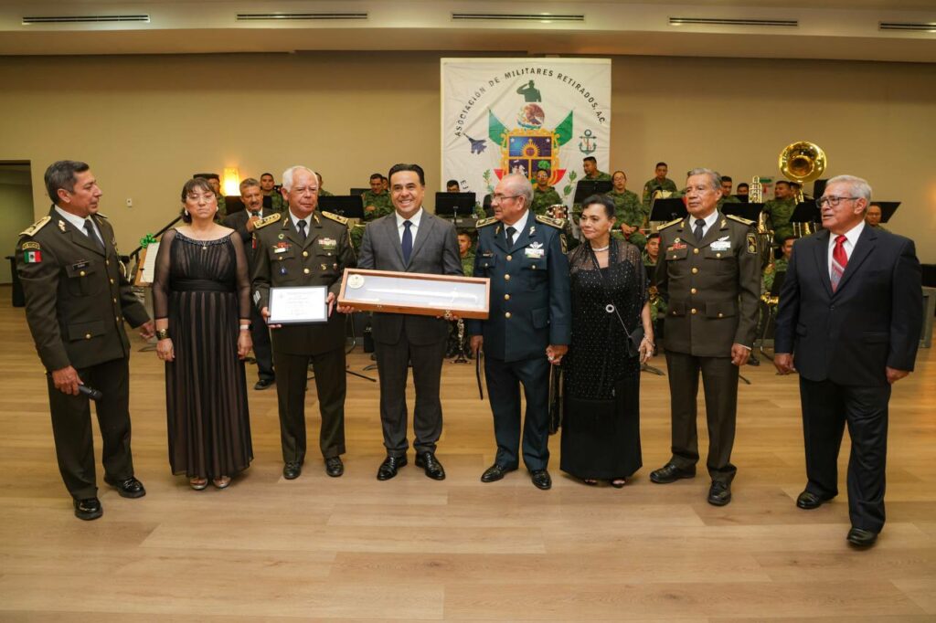 Imagen de Recibe Luis Nava reconocimiento de la Asociación de Militares Retirados 4