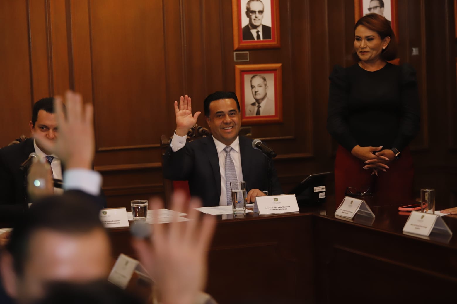 Imagen de Se colocaron las fotos de Luis Nava y Miguel Parrodi en la pared de Presidentes del Salón de Cabildo 4