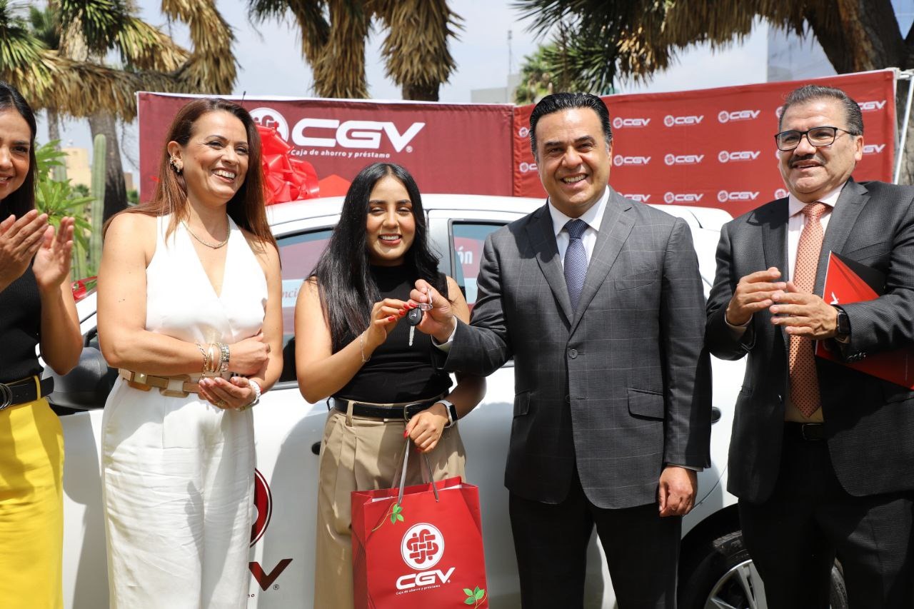 Imagen de Entregan automóvil a ganadora del sorteo de la Carrera Nocturna CGV 2024 1