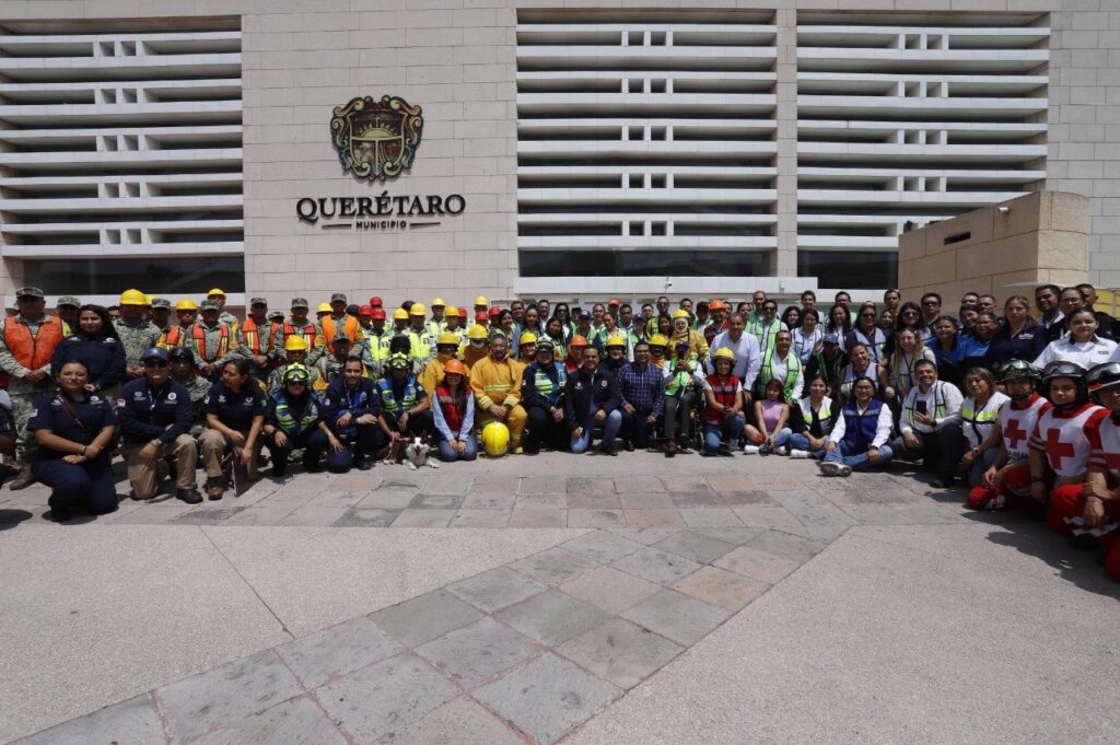 Imagen de Mil 222 personas evacuaron el Centro Cívico en simulacro por el Día Nacional de Protección Civil 2024 12