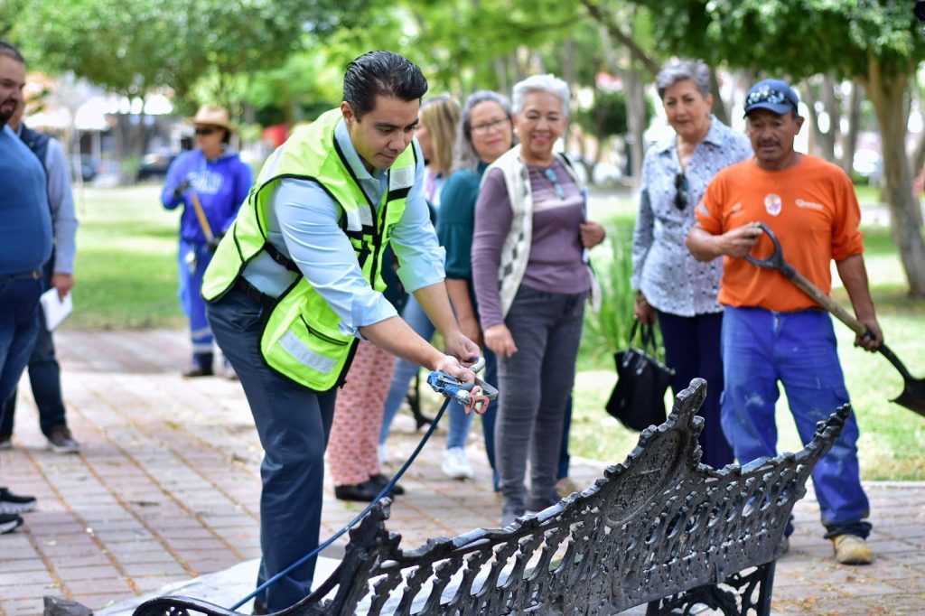 Imagen de Supervisa Felifer Macías rehabilitación de espacios públicos en Jardines de la Hacienda 10