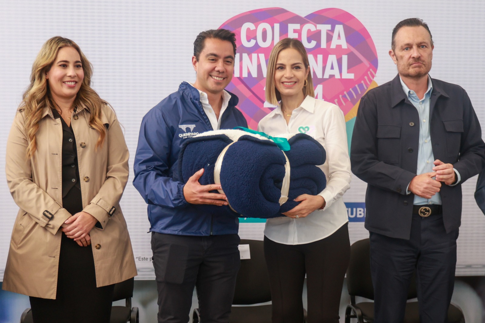 Imagen de Felifer Macías y Adriana Olvera de Macías apoyan la Colecta Invernal 2024 2