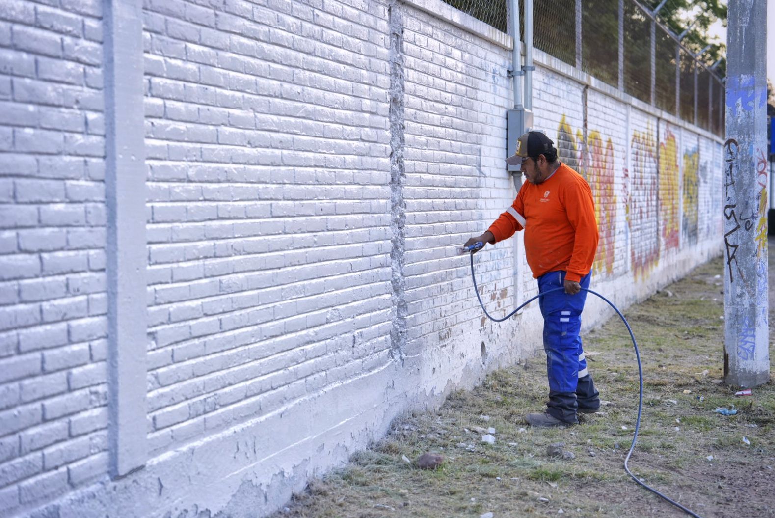 Imagen de Impulsa Felifer Macías el Plan Orden para limpieza de grafiti en la Unidad Deportiva José María Truchuelo 5