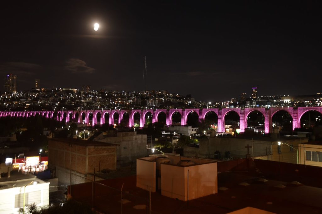 Imagen de Querétaro se ilumina de rosa en el Día Internacional de la Lucha contra el Cáncer de Mama 16