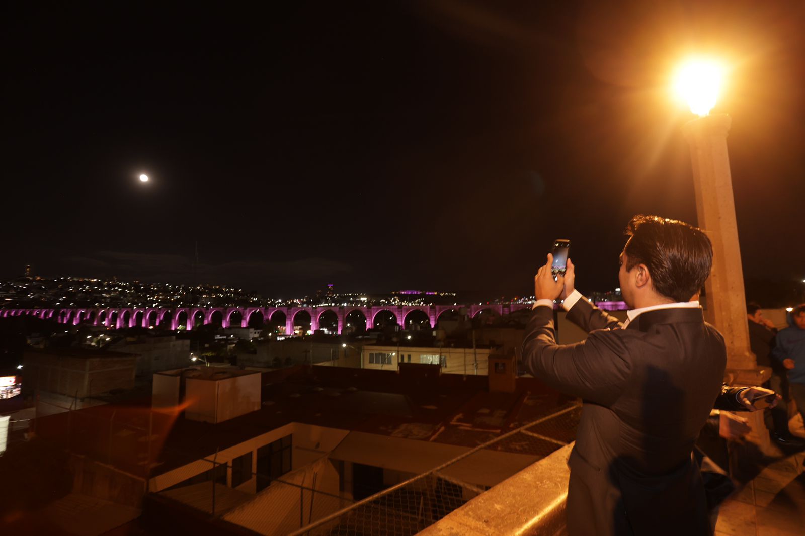 Imagen de Querétaro se ilumina de rosa en el Día Internacional de la Lucha contra el Cáncer de Mama 4