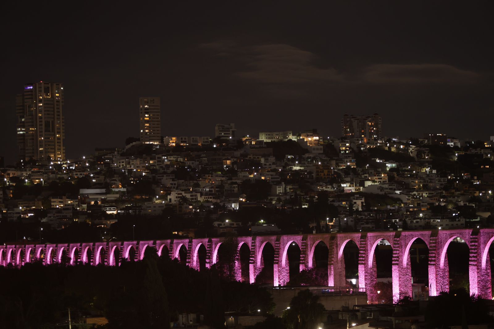 Imagen de Querétaro se ilumina de rosa en el Día Internacional de la Lucha contra el Cáncer de Mama 6