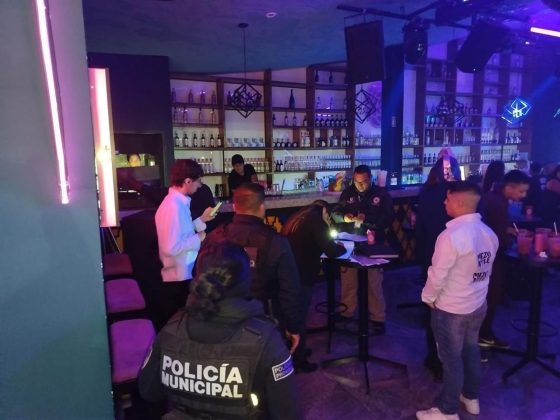 Autoridades municipales clausuran dos establecimientos en Juriquilla por incumplir normativas de seguridad y licencias