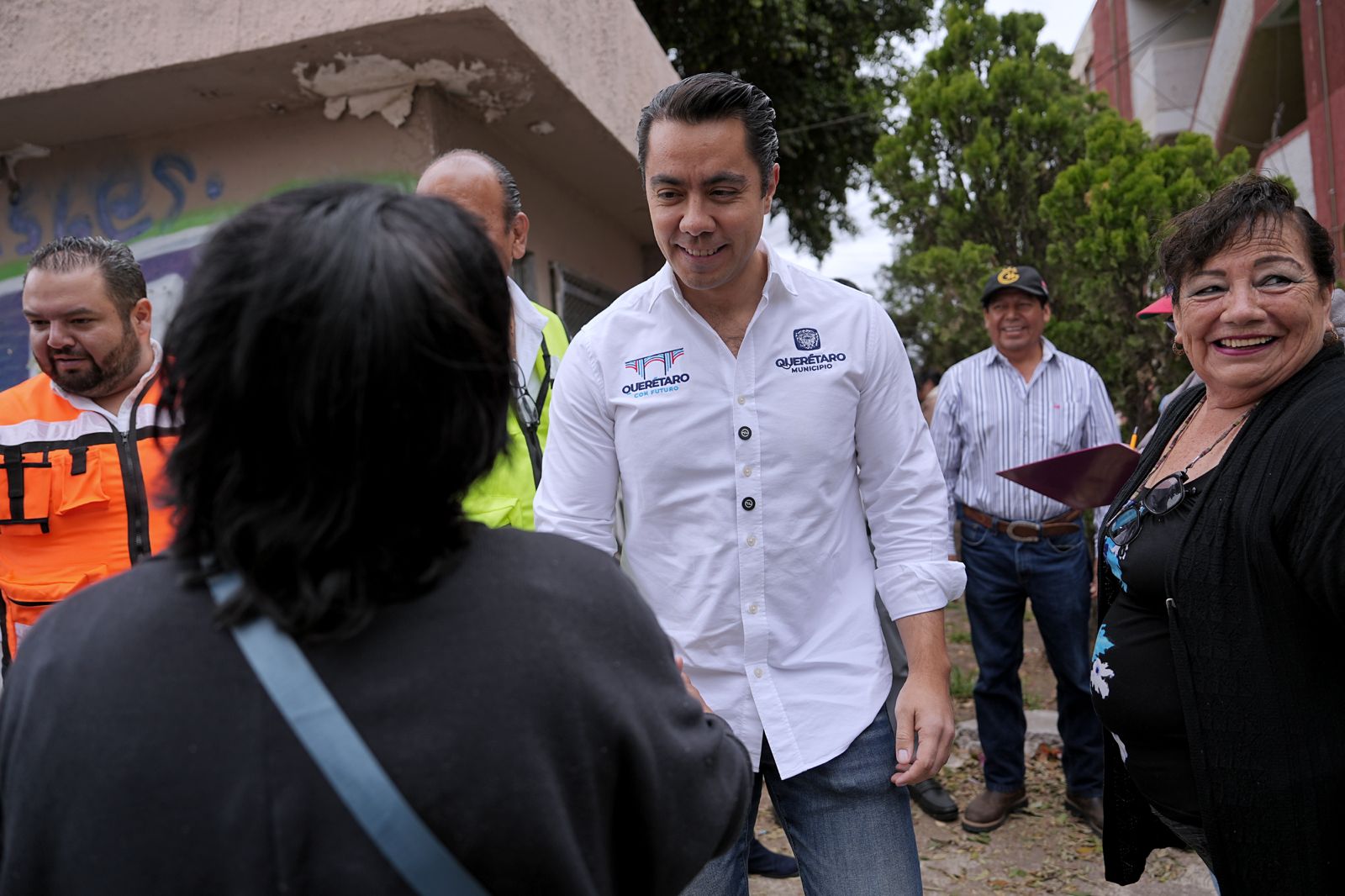 Imagen de Recorre Felifer Macías colonia Los Sauces para atender necesidades vecinales 2