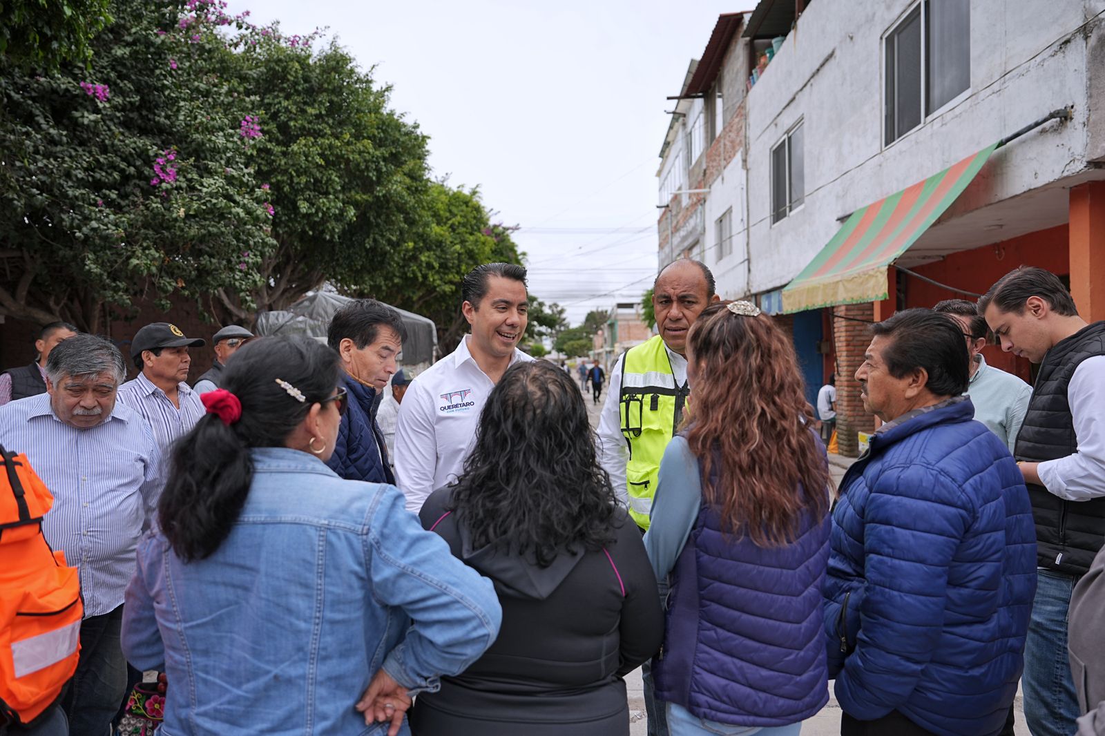 Imagen de Recorre Felifer Macías colonia Los Sauces para atender necesidades vecinales 3