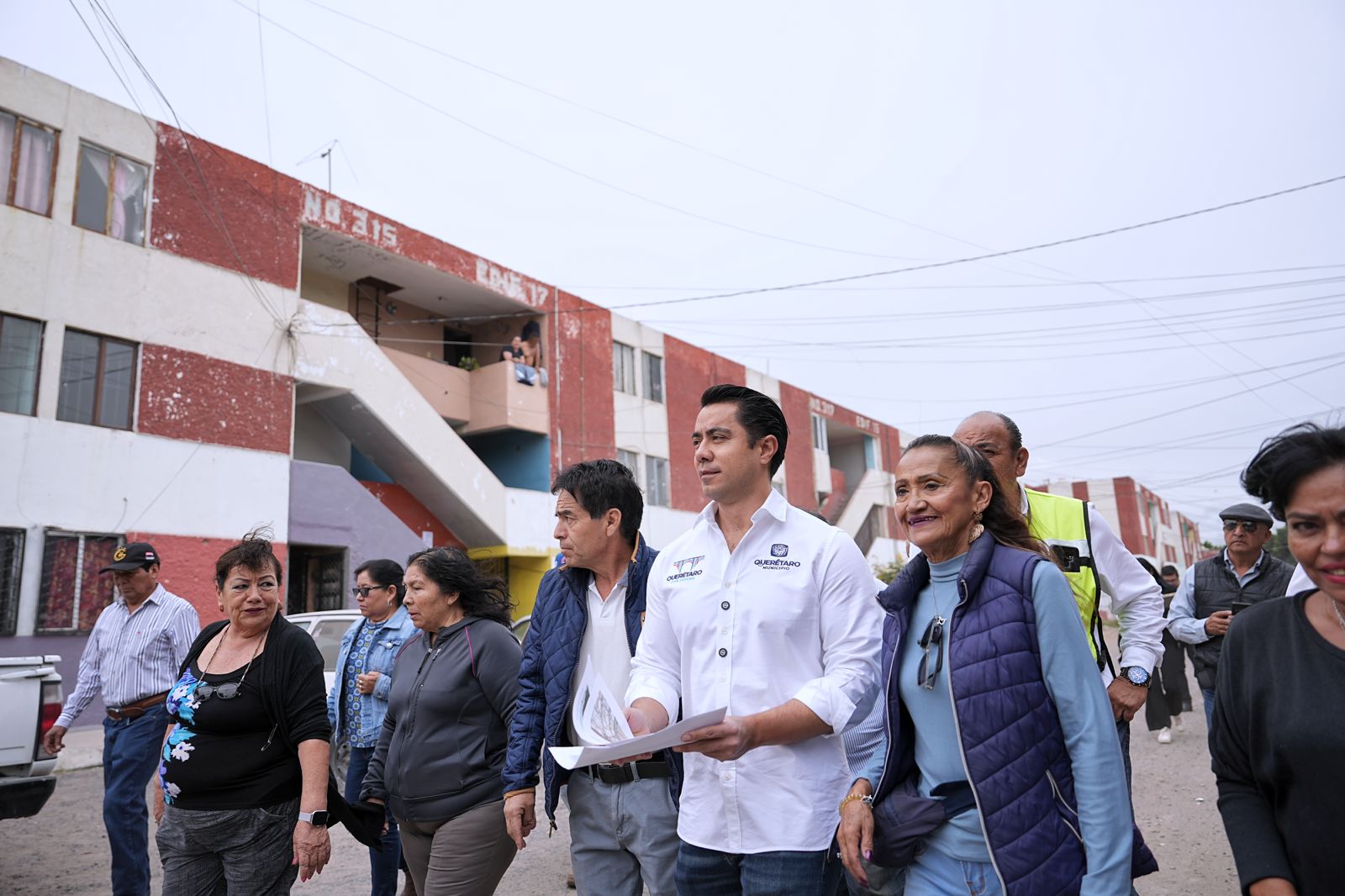 Imagen de Recorre Felifer Macías colonia Los Sauces para atender necesidades vecinales 1