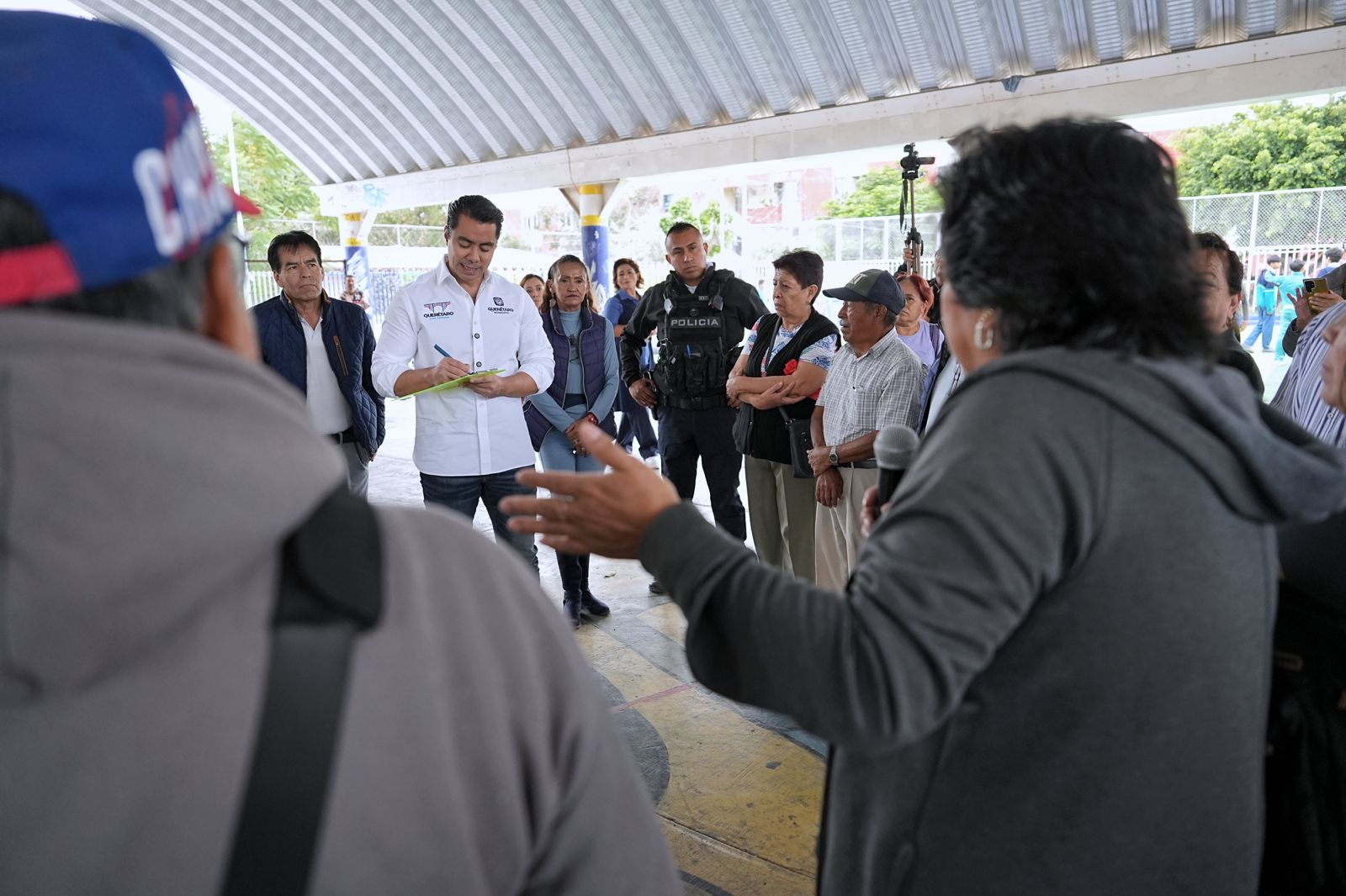 Imagen de Recorre Felifer Macías colonia Los Sauces para atender necesidades vecinales 5