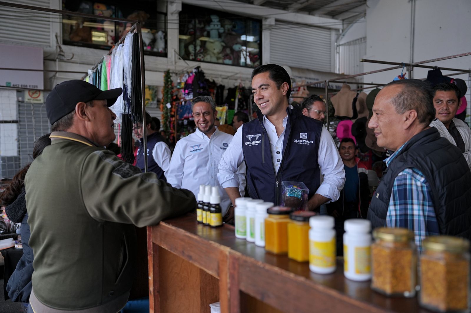 Imagen de Escucha Felifer Macías a comerciantes del Mercado de Lomas de Casa Blanca 5