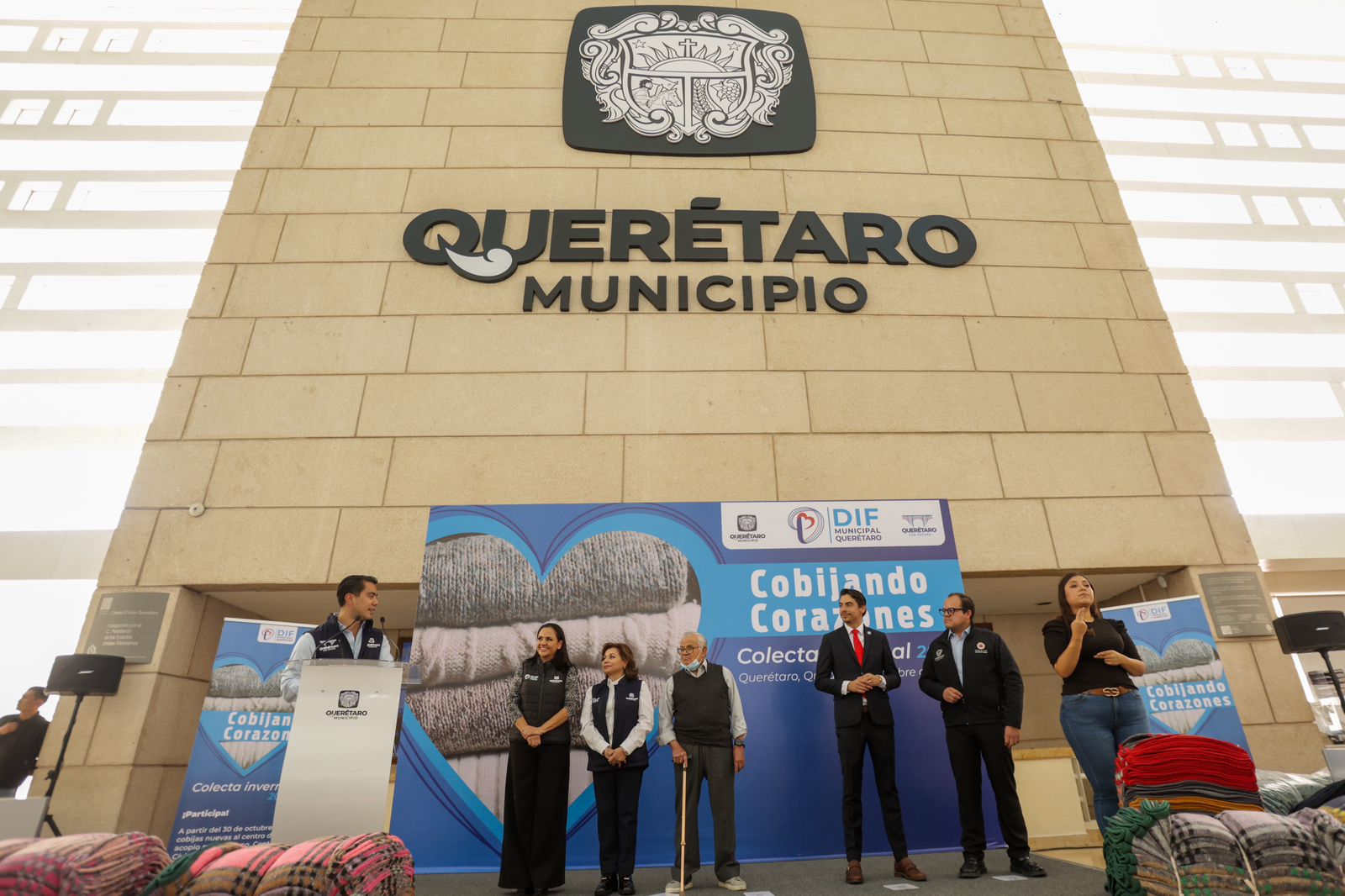 Imagen de Encabezan Felifer Macías y Adriana Olvera de Macías el inicio de la colecta invernal 2024 “Cobijando Corazones” 8