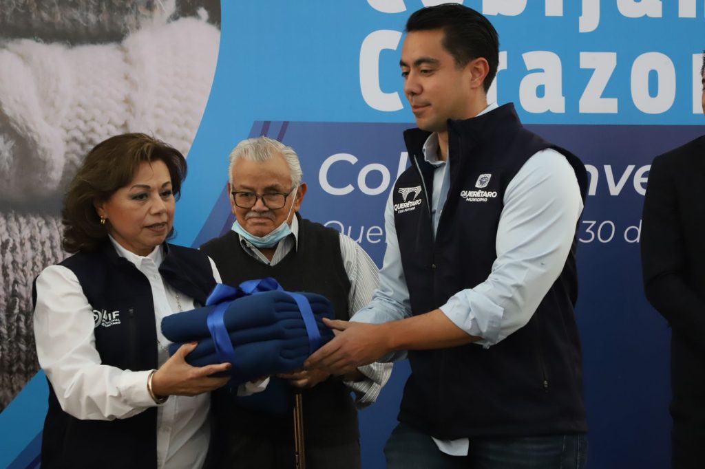 Imagen de Encabezan Felifer Macías y Adriana Olvera de Macías el inicio de la colecta invernal 2024 “Cobijando Corazones” 8