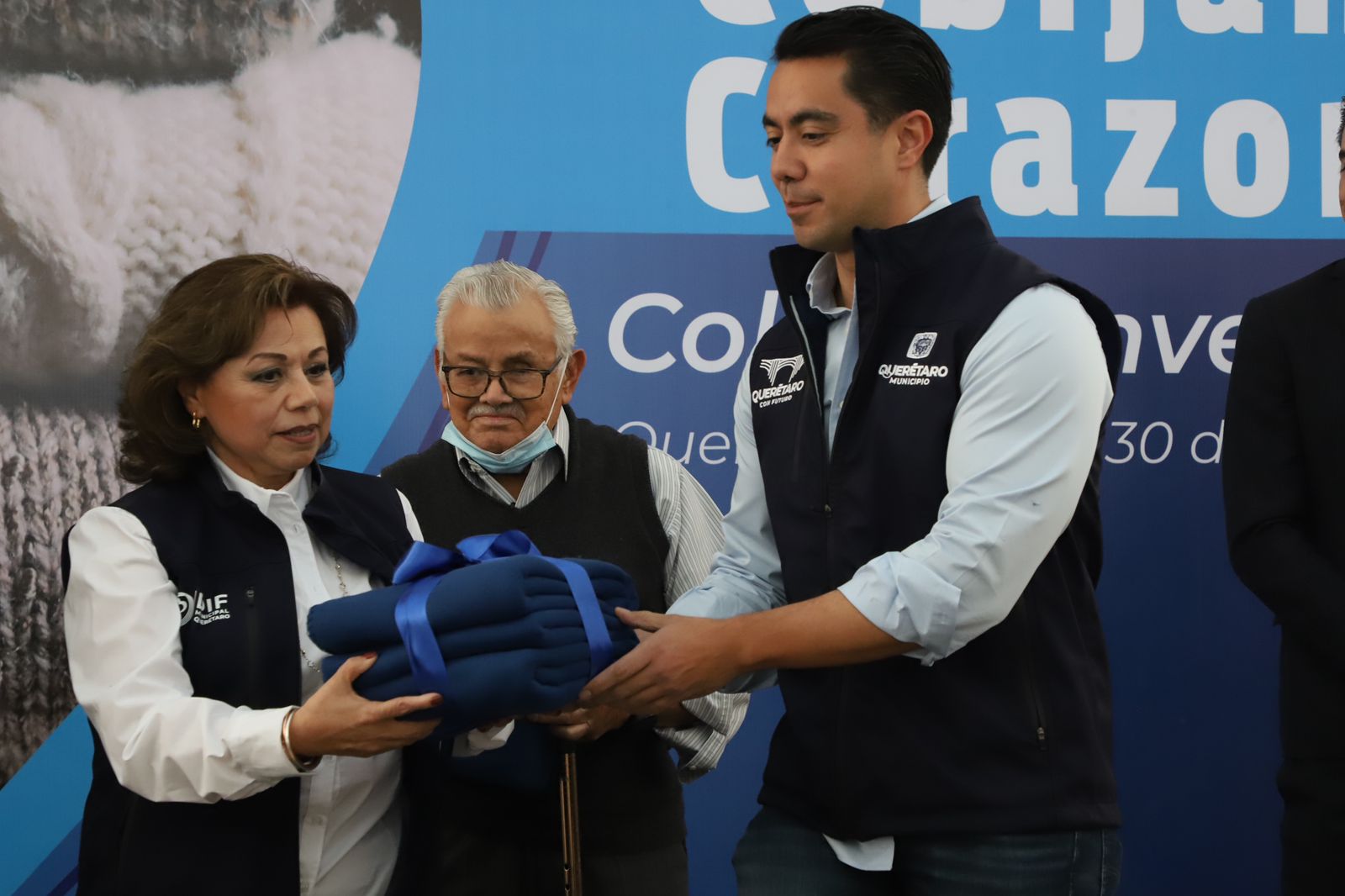 Imagen de Encabezan Felifer Macías y Adriana Olvera de Macías el inicio de la colecta invernal 2024 “Cobijando Corazones” 1