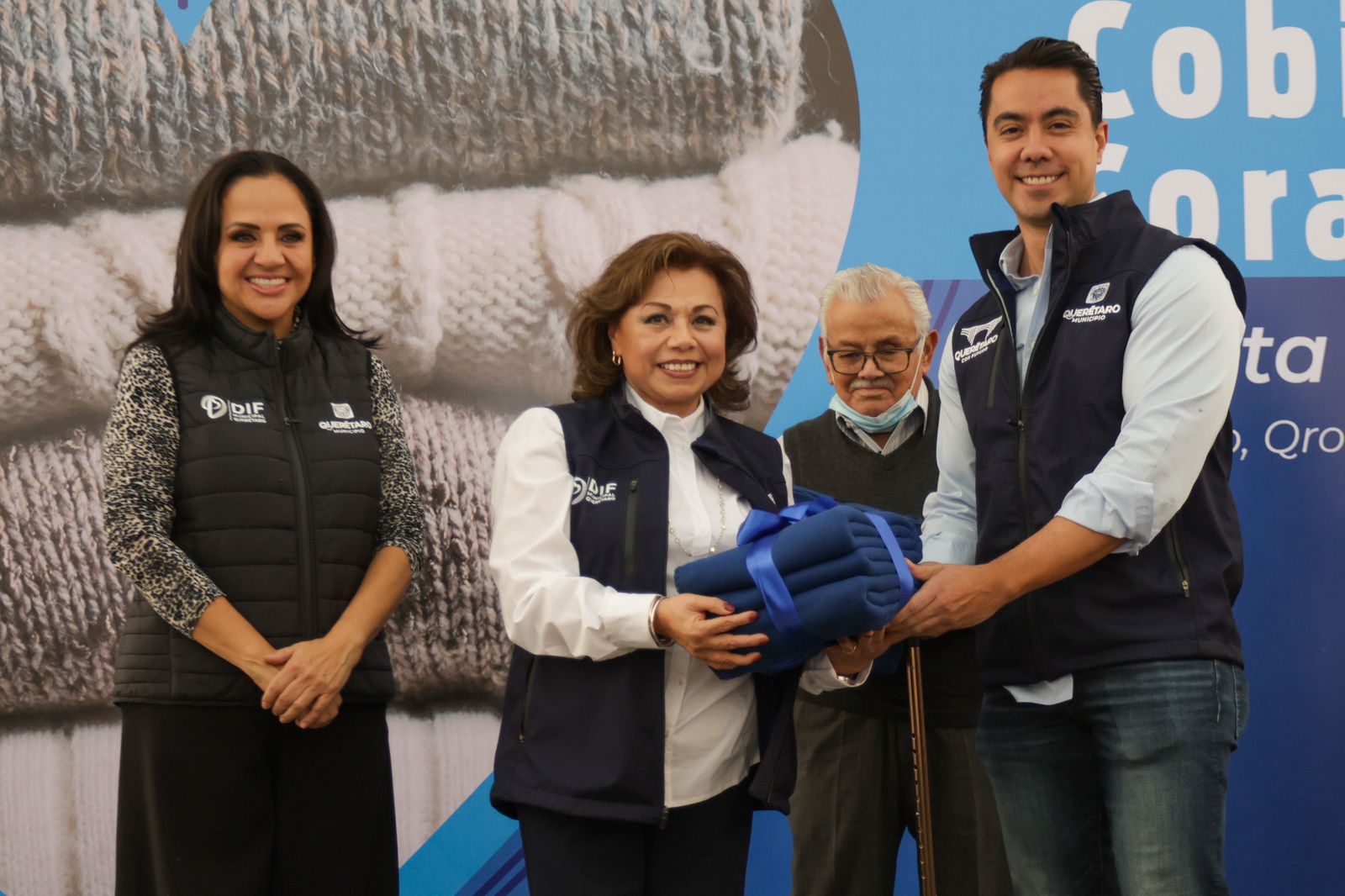 Imagen de Encabezan Felifer Macías y Adriana Olvera de Macías el inicio de la colecta invernal 2024 “Cobijando Corazones” 4