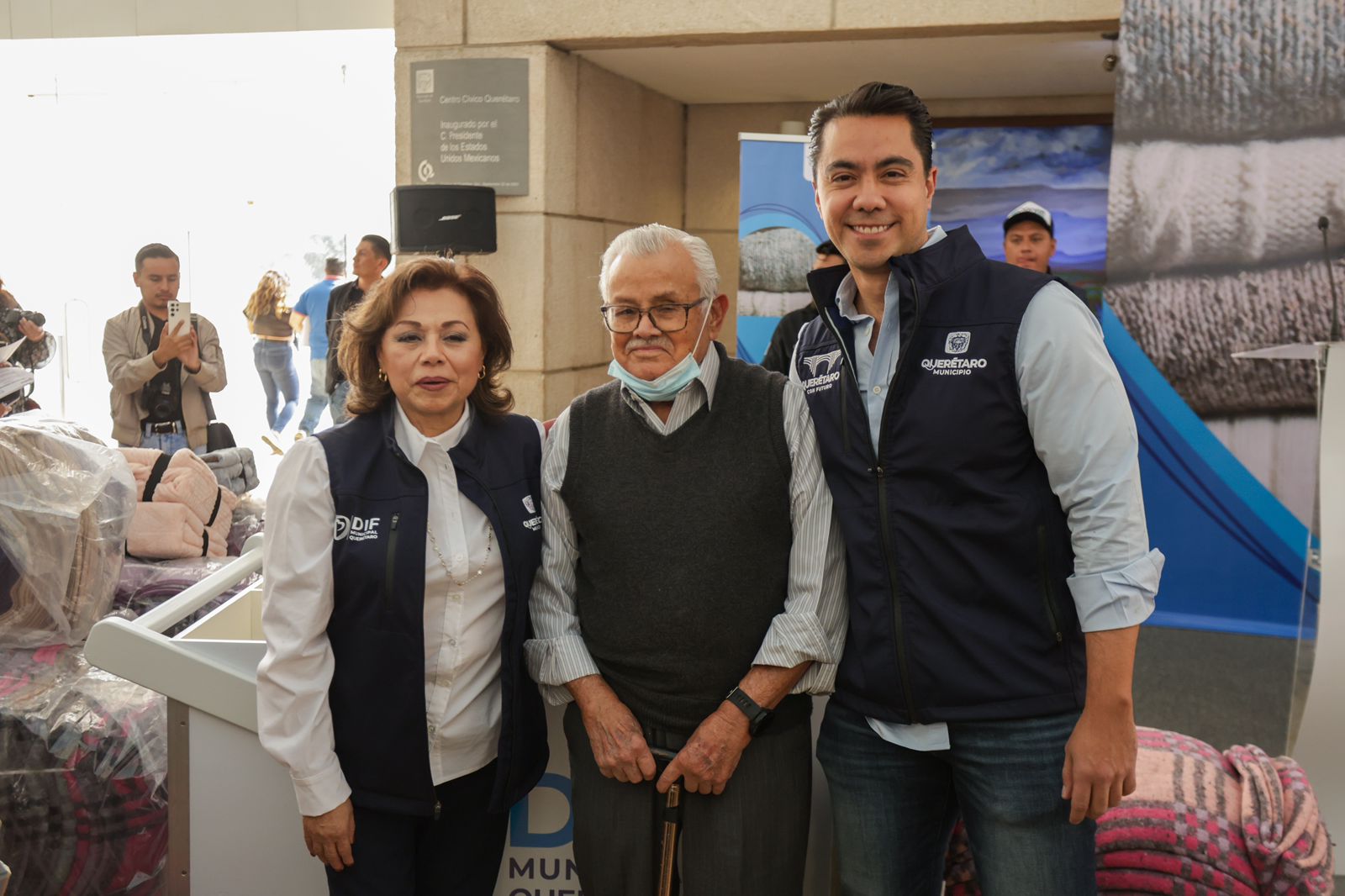 Imagen de Encabezan Felifer Macías y Adriana Olvera de Macías el inicio de la colecta invernal 2024 “Cobijando Corazones” 5