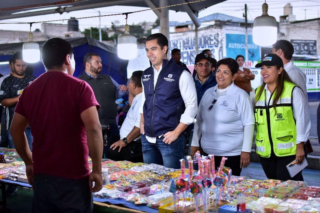 Imagen de Recorre Felifer Macías tianguis de Molineros 24