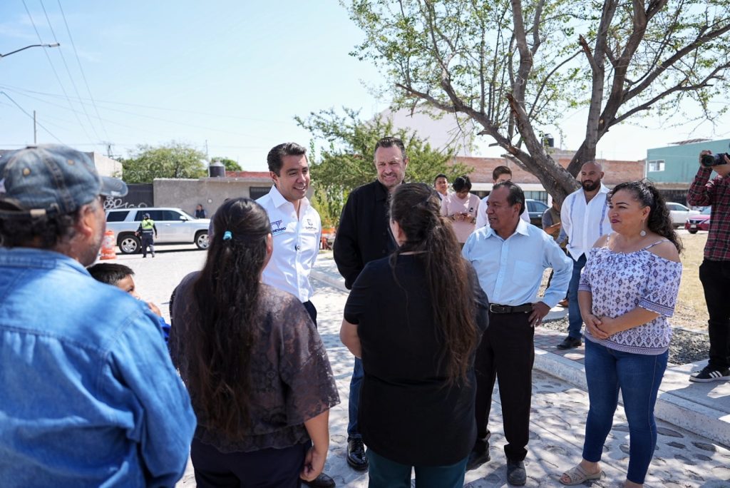 Imagen de Acompaña Felifer Macías al Gobernador en la entrega de calles renovadas en Félix Osores 20