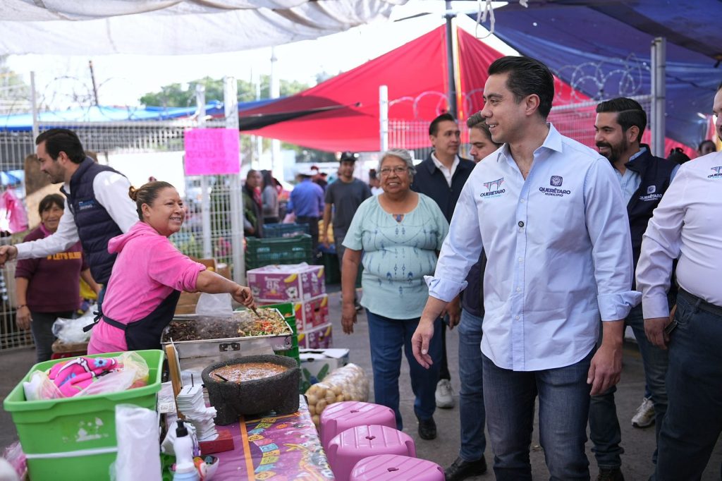 Imagen de Felifer Macías se compromete a dignificar tianguis y mercados de Querétaro 20