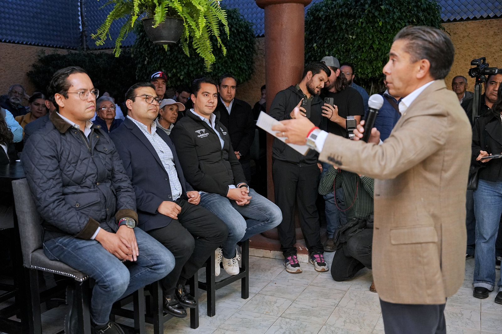 Imagen de Acude Felifer a la inauguración de la Oficina de Enlace de Roberto Sosa 4