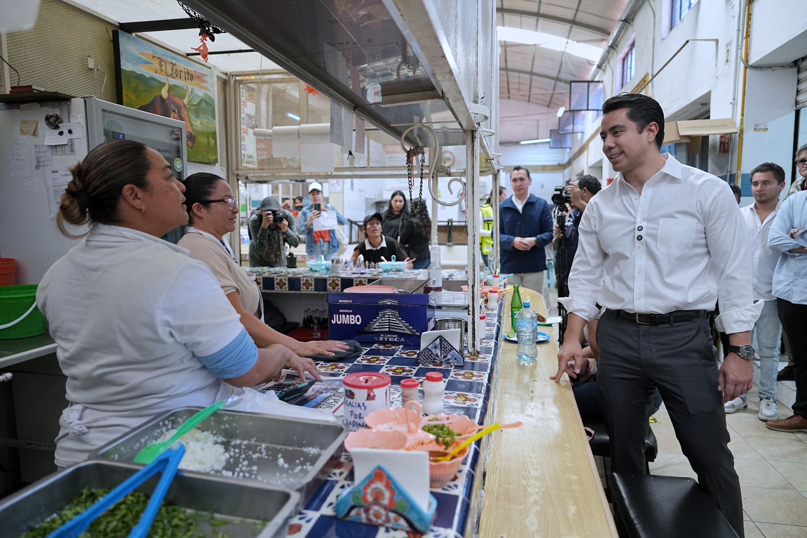 Imagen de Recorre Felifer Macías el Mercado Hidalgo 3