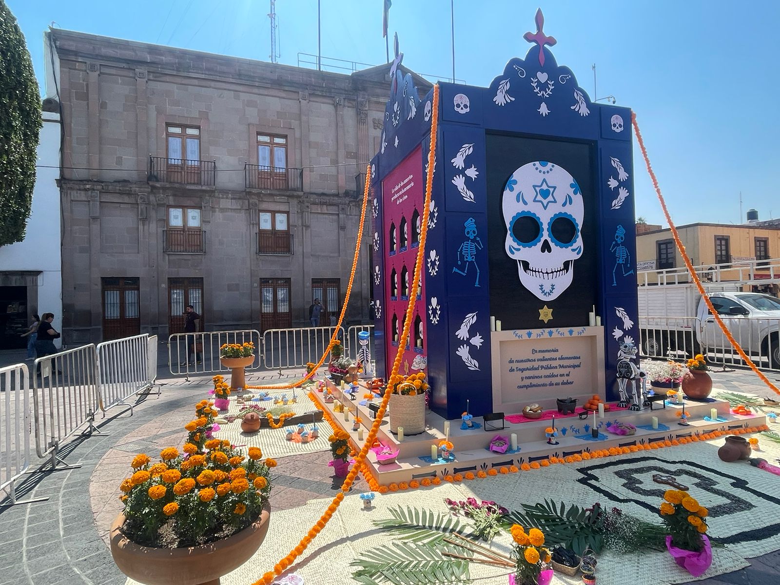 Imagen de Secretaría de Turismo de Querétaro rinde homenaje a policías caídos con altar monumental 3