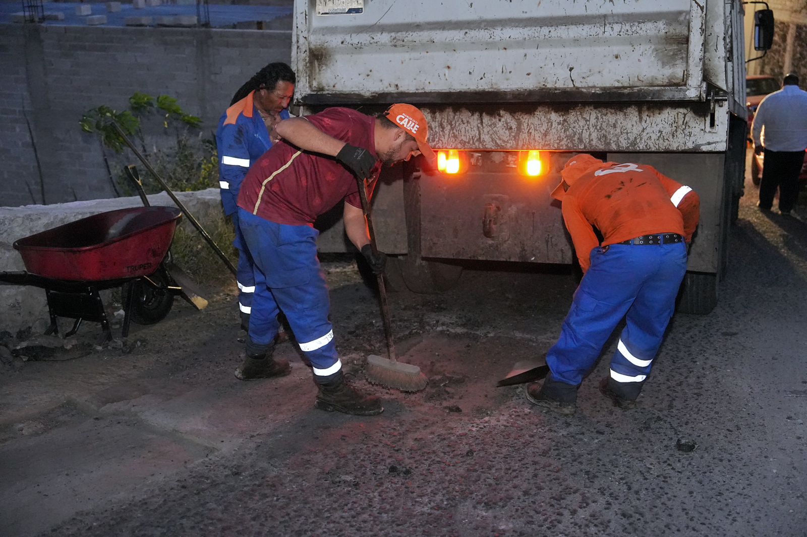 Imagen de Acompaña Felifer jornada de bacheo nocturno en Bolaños 1