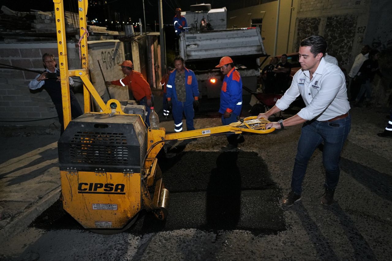 Imagen de Acompaña Felifer jornada de bacheo nocturno en Bolaños 4