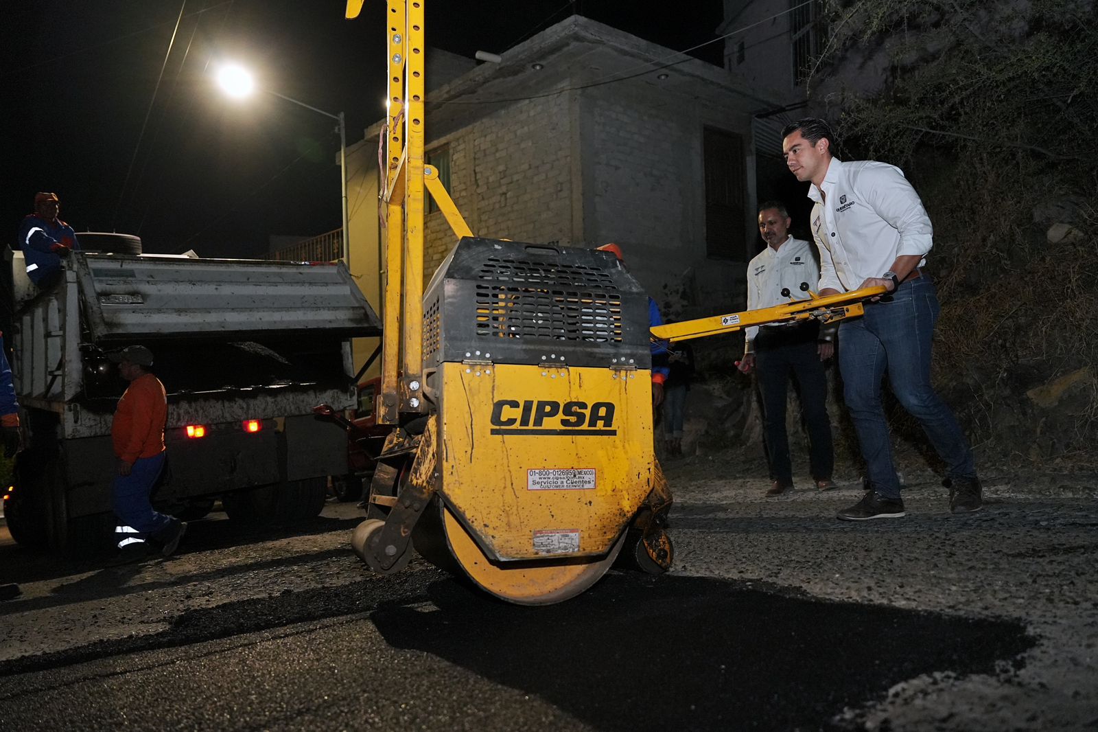 Imagen de Acompaña Felifer jornada de bacheo nocturno en Bolaños 3