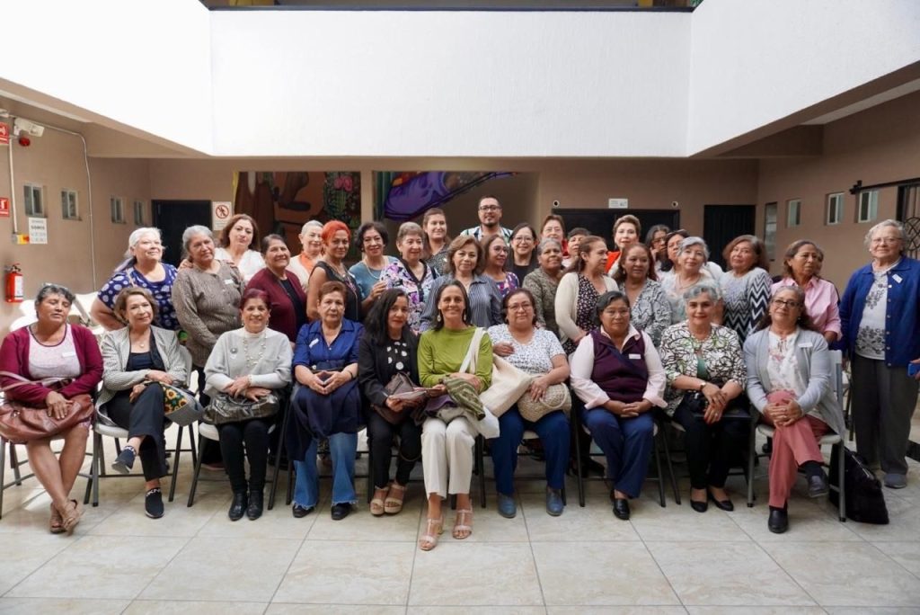 Imagen de Se reúne Adriana Olvera de Macías con el Voluntariado del SMDIF 16